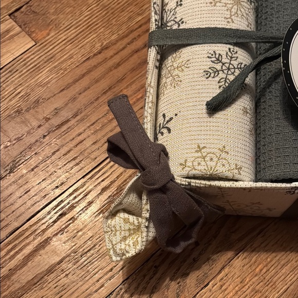 Cream and Gray Rustic Snowflake Holiday Tea Towel Set - Picture 5 of 7